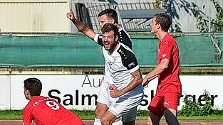 Deggendorfs Max Bachl-Staudinger bejubelt seinen Treffer zum zwischenzeitlichen 1:0 gegen Roding.