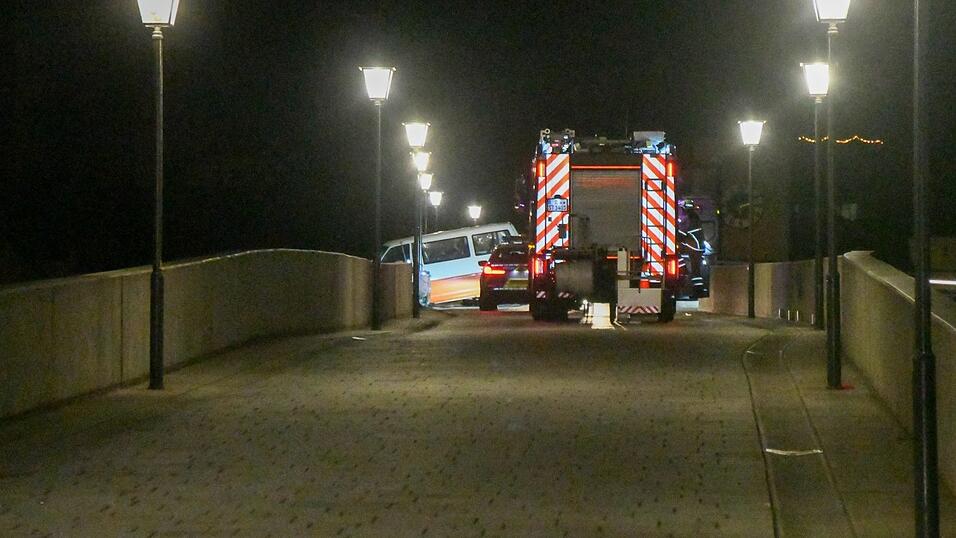 Der VW-Bus blieb im Geländer der Steinernen Brücke stecken. Der VW-Bus blieb im Geländer der Steinernen Brücke stecken.