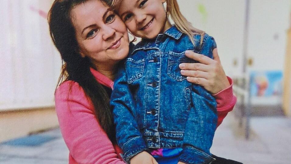 Ein altes Foto von Dorota und Emilia. Die Unbeschwertheit ist heute verblasst.