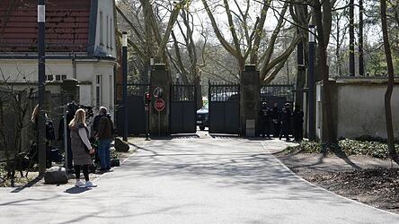 In der Villa Borsig am Tegeler See im Norden Berlins sollen die Spitzen der Koalition zu Beratungen zusammengekommen sein. Best&auml;tigt wird das bisher nicht.