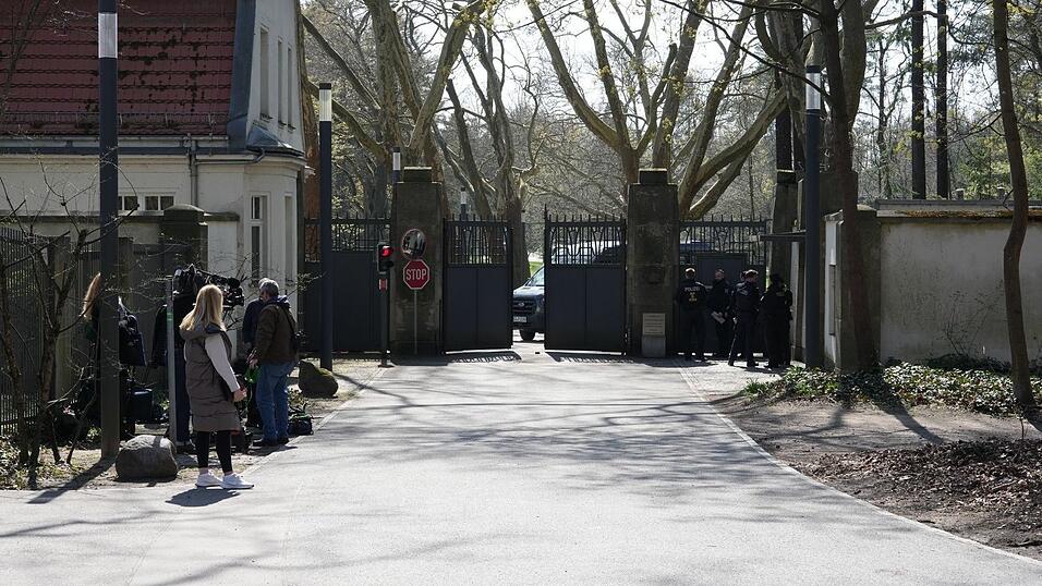 In der Villa Borsig am Tegeler See im Norden Berlins sollen die Spitzen der Koalition zu Beratungen zusammengekommen sein. Best&auml;tigt wird das bisher nicht.