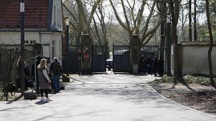 In der Villa Borsig am Tegeler See im Norden Berlins sollen die Spitzen der Koalition zu Beratungen zusammengekommen sein. Bestätigt wird das bisher nicht. In der Villa Borsig am Tegeler See im Norden Berlins sollen die Spitzen der Koalition zu Beratungen zusammengekommen sein. Bestätigt wird das bisher nicht.