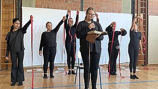 Die Theaterklasse Bühnenzauber präsentierte ihr selbst entwickeltes Stück „Ich bin hier mittendrin“. Die Theaterklasse Bühnenzauber präsentierte ihr selbst entwickeltes Stück „Ich bin hier mittendrin“.