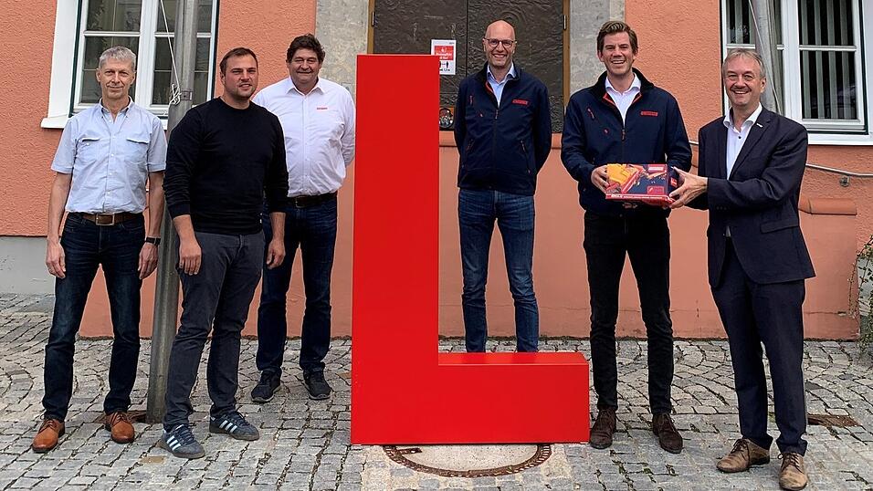 Der Landmaschinenhersteller Grimme aus Niedersachsen will in Langquaid ein Kompetenz- und Servicezentrum f&uuml;r Hackfruchttechnik: Hauptamtsleiter Hans Wachter, Bauherr Michael Miller, Hubert Pille (Grimme Werksbeauftragter f&uuml;r Bayern), Sebastian Talg (Gesch&auml;ftsf&uuml;hrer Grimme Landmaschinenfabrik), Christoph Grimme (Gesch&auml;ftsf&uuml;hrender Gesellschafter Grimme Gruppe) und B&uuml;rgermeister Herbert Blascheck.