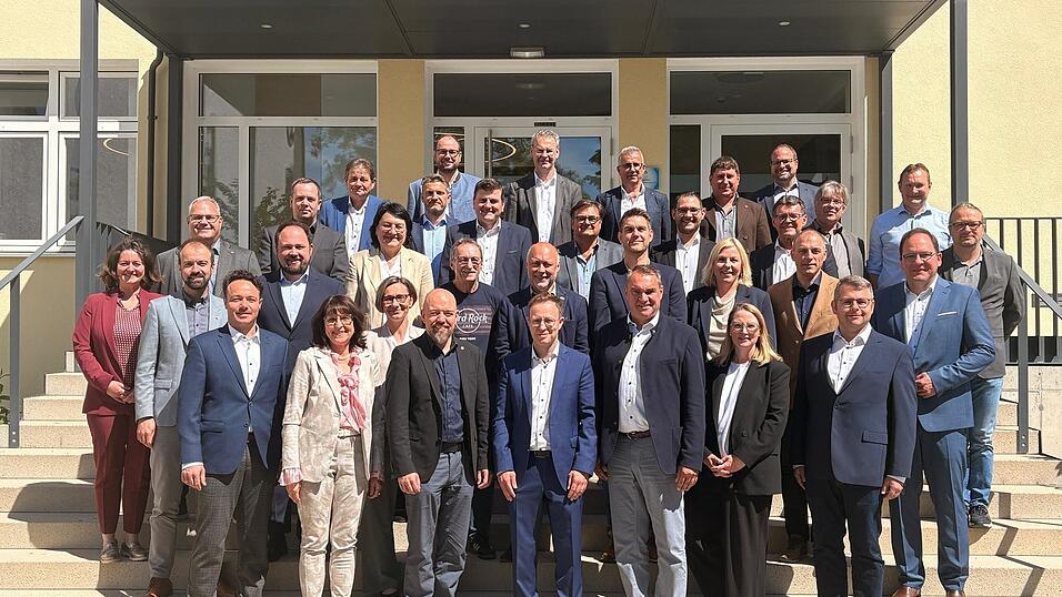 Die Landkreisbürgermeister bei der konstituierenden Versammlung: Florian Hölzl (erste Reihe, 4.v.l) und Andreas Horsche (erste Reihe, 3.v.l.) übernehmen den Vorsitz des Kreisverbands des Bayerischen Gemeindetags. Die Landkreisbürgermeister bei der konstituierenden Versammlung: Florian Hölzl (erste Reihe, 4.v.l) und Andreas Horsche (erste Reihe, 3.v.l.) übernehmen den Vorsitz des Kreisverbands des Bayerischen Gemeindetags.