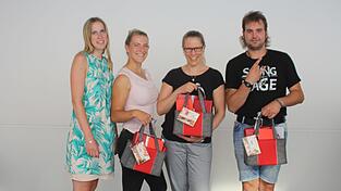 (V.l.) Organisatorin Susanne Raith, 'Miss Single-Couch' Nadine Janker, die Online-Voting-Gewinnerin Diana Kerscher und 'Mister Single-Couch' Tobias Högerl.