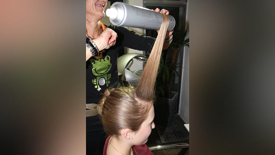 Schritt 1: Die vordere Oberkopfsträhne abteilen. Oben eine Haarspraydose ansetzen und dann wie bei einem Lockenwickler eindrehen. Schritt 1: Die vordere Oberkopfsträhne abteilen. Oben eine Haarspraydose ansetzen und dann wie bei einem Lockenwickler eindrehen.