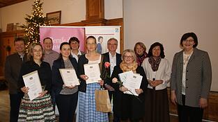 Die Prüfungsbesten (vorne v.l.) Christine Brückl, Stefanie Feicht, Ruth Waas und Tanja Volkert mit den Ehrengästen, VlF-Vorsitzender von Deggendorf Hubert Vandieken, stellvertretender VlF-Vorsitzender von Straubing Michael Buchecker, Kerstin Fischer, Josef Groß, Barbara Unger, Claudia Erndl und Mechthild Schmidhuber (hintere Reihe v.l.). Die Prüfungsbesten (vorne v.l.) Christine Brückl, Stefanie Feicht, Ruth Waas und Tanja Volkert mit den Ehrengästen, VlF-Vorsitzender von Deggendorf Hubert Vandieken, stellvertretender VlF-Vorsitzender von Straubing Michael Buchecker, Kerstin Fischer, Josef Groß, Barbara Unger, Claudia Erndl und Mechthild Schmidhuber (hintere Reihe v.l.).