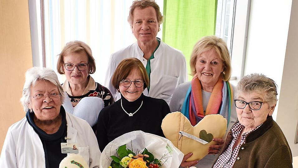 Psychologin Rosa Gmeiner (v.l.), Renate Schreiner, Johanna Friedrich, Chefarzt Walther Kuhn, Mini Reiser und Fini Mitterbiller.