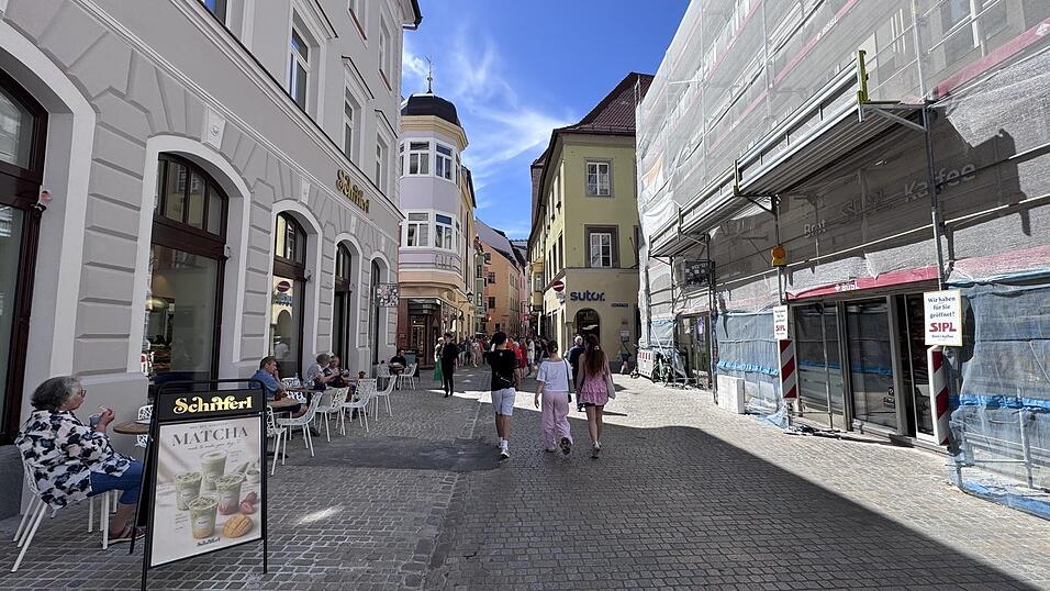 Bäckereien-Duell am Neupfarrplatz. Bäckereien-Duell am Neupfarrplatz.