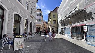 Bäckereien-Duell am Neupfarrplatz. Bäckereien-Duell am Neupfarrplatz.