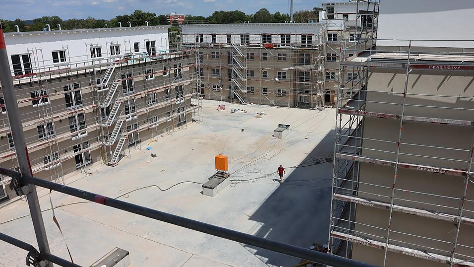 Die vier Geb&auml;ude haben einen Innenhof, der als Begegnungsst&auml;tte genutzt werden soll. Der Innenausbau hat bereits begonnen.