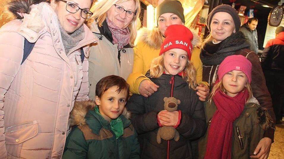 Die Perchtengruppe 'Frisinger Fratz'n' trat am Mittwochabend auf dem Landshuter Christkindlmarkt auf. Die Perchtengruppe 'Frisinger Fratz'n' trat am Mittwochabend auf dem Landshuter Christkindlmarkt auf.
