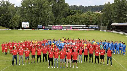 Spieler, Trainer und Funktionäre des 1. FC Bad Kötzting freuen sich auf die neue Saison im Nachwuchsbereich.