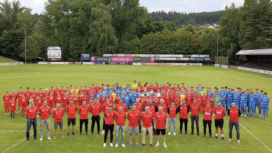 Spieler, Trainer und Funktion&auml;re des 1. FC Bad K&ouml;tzting freuen sich auf die neue Saison im Nachwuchsbereich.