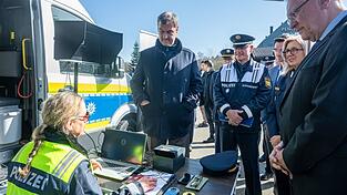 Die bayerische Staatsregierung ist mit der Bilanz der Grenzpolizei zufrieden. Die bayerische Staatsregierung ist mit der Bilanz der Grenzpolizei zufrieden.