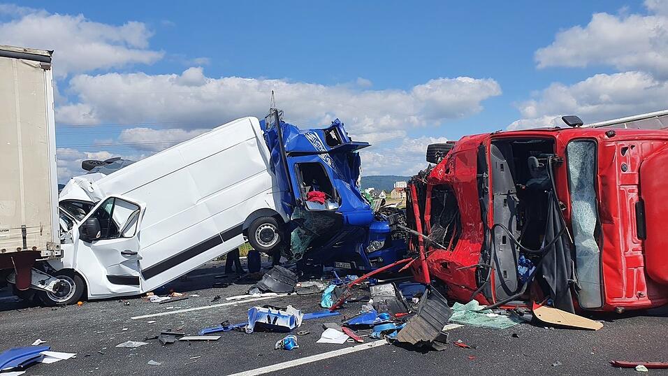 Schwerer Unfall am Mittwoch auf der Autobahn A3 bei Regensburg.