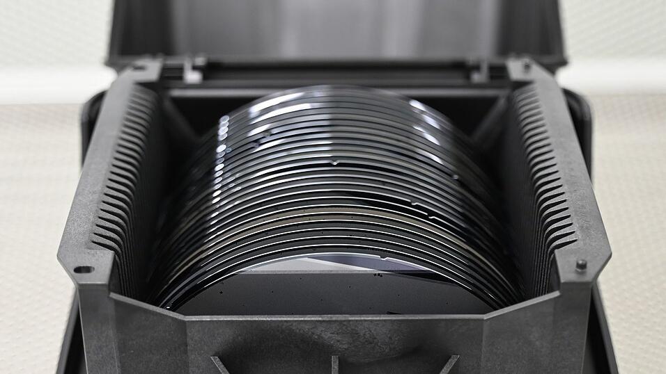 Zwischenprodukte der Halbleiterproduktion, sogenannte Wafer, liegen in einer Box. (Archivbild)