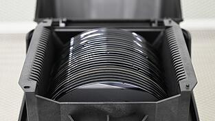 Zwischenprodukte der Halbleiterproduktion, sogenannte Wafer, liegen in einer Box. (Archivbild)