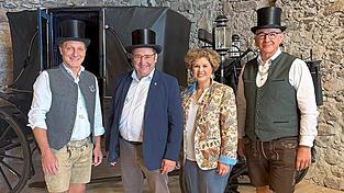 Wirtschaftsstaatssekretär Tobias Gotthardt (Zweiter von links) nimmt sich Zeit, um mit den Altburschen Gerd Lehner, Hubert Hofweber und Bürgermeisterin Alexandra Riedl den Platzerstadl zu besichtigen. Wirtschaftsstaatssekretär Tobias Gotthardt (Zweiter von links) nimmt sich Zeit, um mit den Altburschen Gerd Lehner, Hubert Hofweber und Bürgermeisterin Alexandra Riedl den Platzerstadl zu besichtigen.