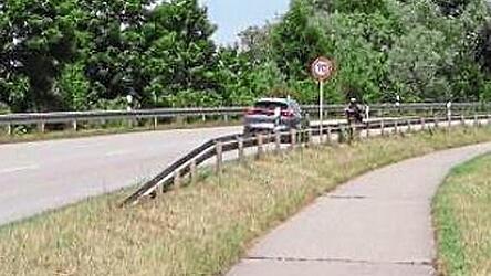 Deggendorf hatte einen Antrag gestellt, dass Plattling das Tempo auf 50 Stundenkilometer reduziert, um keine Leitplanken einbauen zu müssen - auf Deggendorfer Seite bleibt’s jetzt aber doch bei Tempo 70. Informiert wurde Plattling nicht.