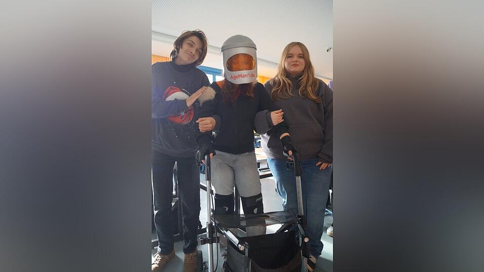 Bei der Alterssimulation mittels „Age-Man“ wurden den Schülern die Einschränkungen klarer. Bei der Alterssimulation mittels „Age-Man“ wurden den Schülern die Einschränkungen klarer.