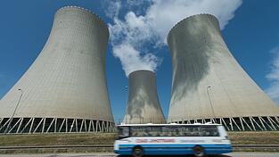 Die Baukosten für den Reaktor in Tschechien werden auf umgerechnet mindestens sechs Milliarden Euro geschätzt. (Symbolbild) Die Baukosten für den Reaktor in Tschechien werden auf umgerechnet mindestens sechs Milliarden Euro geschätzt. (Symbolbild)