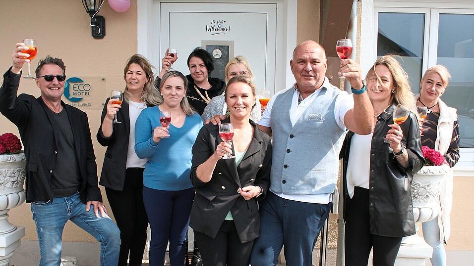 Martin (3. v. r.) und Jana Petzenhauser (4. v. r.) sto&szlig;en mit Architekt Hermann Wutz und einigen Mitarbeitern auf die feierliche Er&ouml;ffnung des Eco-Motels in Wallersdorf an. Dieses soll dem entgegenwirken, dass im Motel Isar in Pilsting die Zimmer nicht reichen.