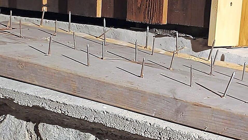 Mit diesem Nagelbrett auf der Grundstücksmauer wollte die Familie ihr Anwesen schützen. Es war auch Teil unserer Berichterstattung. Darauf reagierte nun die Besitzerin und schilderte uns ihre Beweggründe Mit diesem Nagelbrett auf der Grundstücksmauer wollte die Familie ihr Anwesen schützen. Es war auch Teil unserer Berichterstattung. Darauf reagierte nun die Besitzerin und schilderte uns ihre Beweggründe