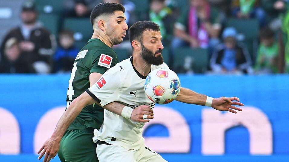 Im Zweikampf: Gladbachs Franck Honorat (r) wird vom Wolfsburger Konstantinos Koulierakis bedr&auml;ngt.