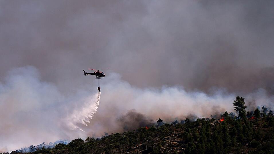 Starker Wind erschwert in Spanien die Bek&auml;mpfung der Waldbr&auml;nde.