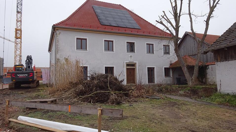 Das Pfarrhaus Ende Januar 2022, das Dach ist bereits saniert. Das Pfarrhaus Ende Januar 2022, das Dach ist bereits saniert.