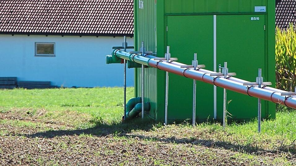 Rohre führen den Oberflächenabfluss zu den Messeinrichtungen in den Containern.