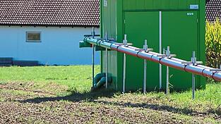 Rohre führen den Oberflächenabfluss zu den Messeinrichtungen in den Containern.