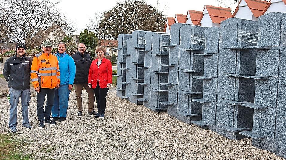 Optisch sind die Urnenstelen am alten Friedhof an die Stelenanlage westlich der Aussegnungshalle angeglichen. Die entstand 2018, ist mittlerweile aber voll belegt. Steinmetz Samuel Hofinger, Bauhofleiter Hans Spagl, Doris Dobler vom Bauamt, Josef K&ouml;ppl von der Friedhofsverwaltung und B&uuml;rgermeisterin Alexandra Riedl stellen die Stelenwand am alten Friedhof vor.