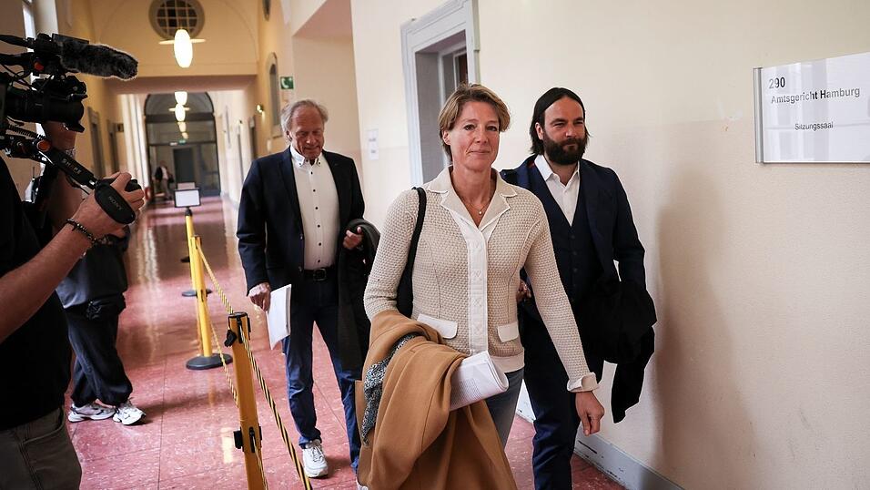 Christina Block auf dem Weg in den Gerichtssaal, rechts ihr Anwalt Ingo Bott, links Gerhard Delling. Christina Block auf dem Weg in den Gerichtssaal, rechts ihr Anwalt Ingo Bott, links Gerhard Delling.