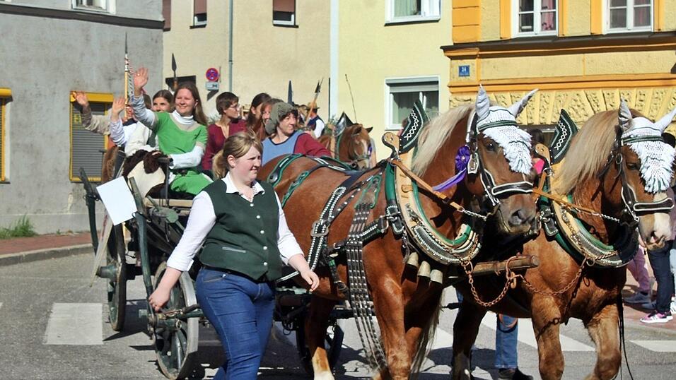 Viele Besucher verfolgten am Sonntag den Umzug auf dem Vilsbiburger Stadtplatz. Viele Besucher verfolgten am Sonntag den Umzug auf dem Vilsbiburger Stadtplatz.