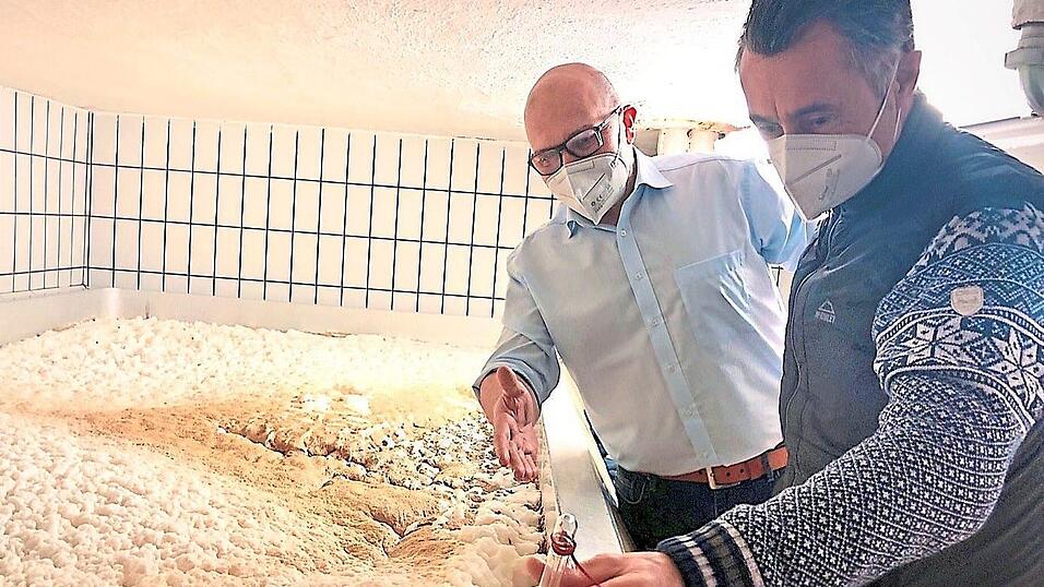 Arbeiten seit zwei Jahrzehnten Hand in Hand: Daniel Reitmeier, Chef des Mittelalterlagers Cave Gladium, und Dimpfl-Br&auml;u-Inhaber Matthias Strau&szlig; im G&auml;rkeller der Further Brauerei.