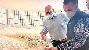 Arbeiten seit zwei Jahrzehnten Hand in Hand: Daniel Reitmeier, Chef des Mittelalterlagers Cave Gladium, und Dimpfl-Bräu-Inhaber Matthias Strauß im Gärkeller der Further Brauerei. Arbeiten seit zwei Jahrzehnten Hand in Hand: Daniel Reitmeier, Chef des Mittelalterlagers Cave Gladium, und Dimpfl-Bräu-Inhaber Matthias Strauß im Gärkeller der Further Brauerei.