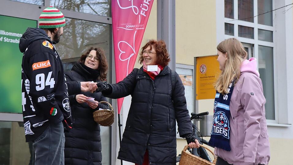 Fahrg&auml;ste und Passanten bekamen einen Gl&uuml;ckskeks und einen Adventssegen mit auf den Weg.