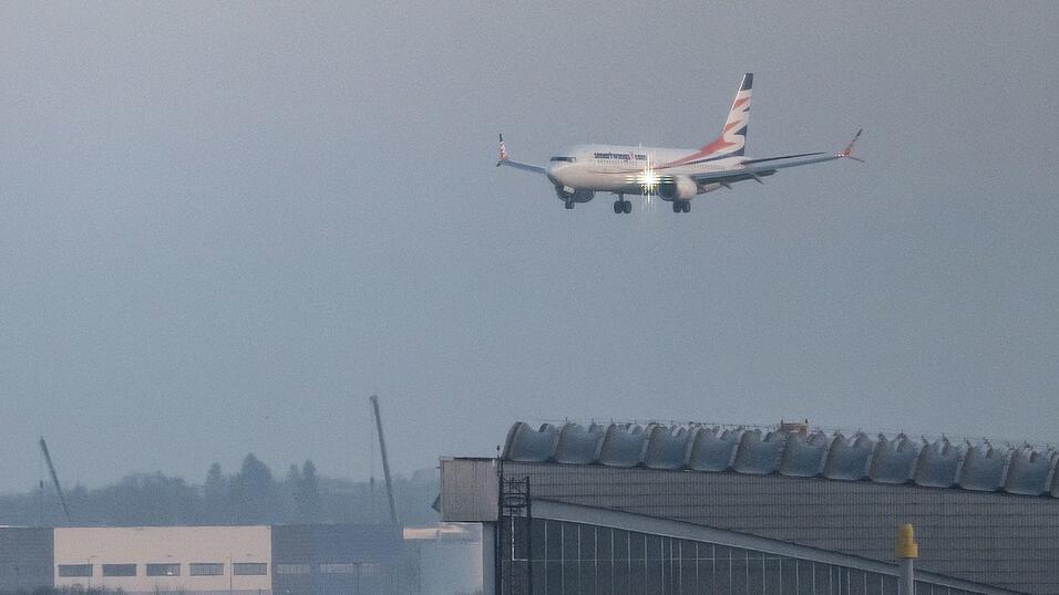 Vergangene Woche landete eine Chartermaschine mit gefl&uuml;chteten Afghaninnen und Afghanen an Bord am Flughafen Berlin-Brandenburg. (Archivbild)