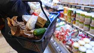 F&uuml;r Lebensmittel m&uuml;ssen Verbraucher derzeit deutlich tiefer in die Tasche greifen als im Jahr 2020.