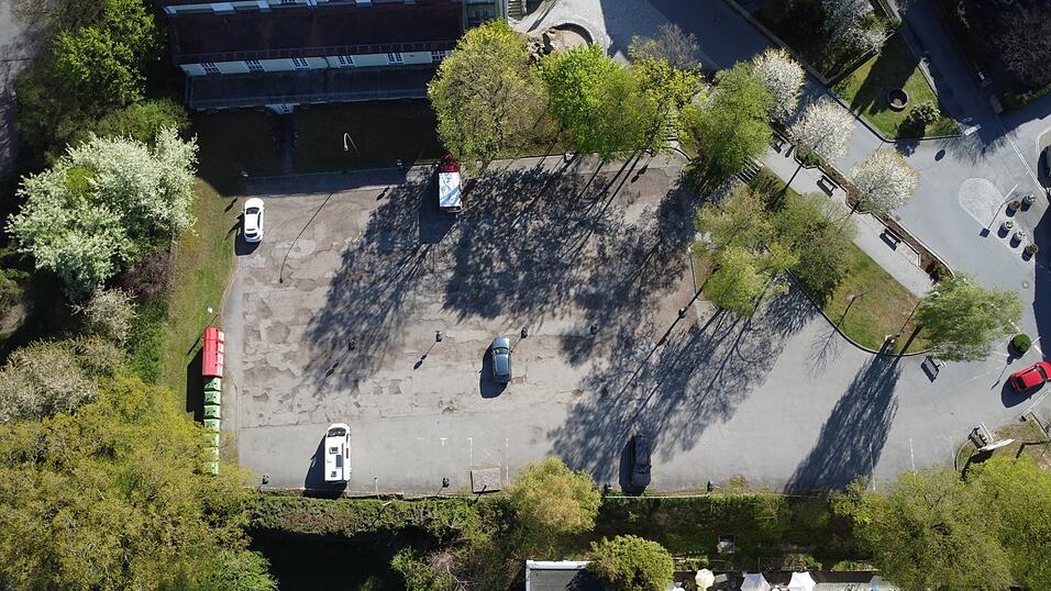 Asphaltw&uuml;ste: Der Stadthallenparkplatz soll im Herbst entsiegelt werden.
