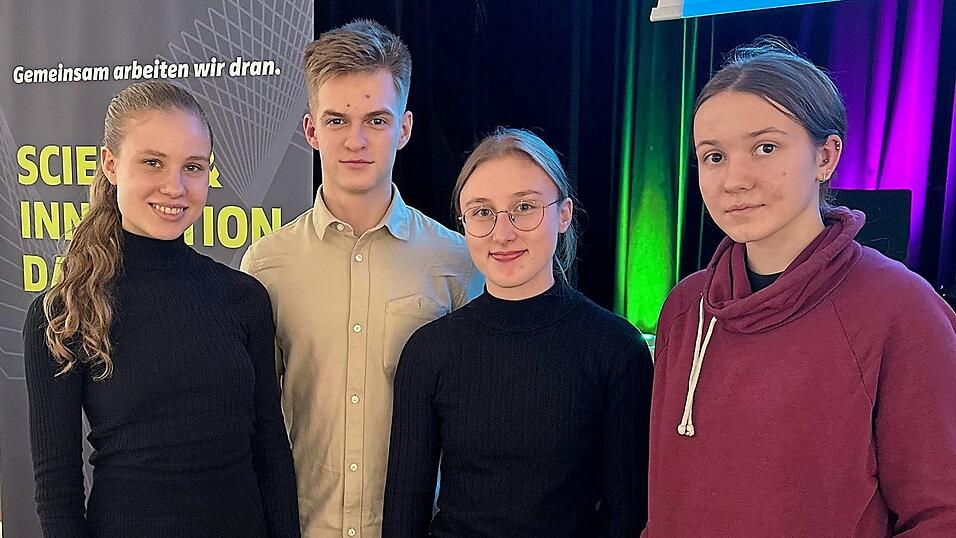 Paula Juhasz-B&ouml;ss (von links), Philip Synowiec, Leonie Wei&szlig; und Amelie Hettl sind seit Donnerstag in T&uuml;bingen und bereiten sich auf das Finale vor.