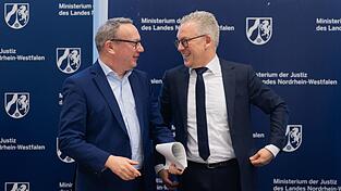 NRW-Justizminister Benjamin Limbach (Grüne, links) und Oberstaatsanwalt Tim Engel wollen Cum-Ex-Steuerbetrügern an den Kragen.