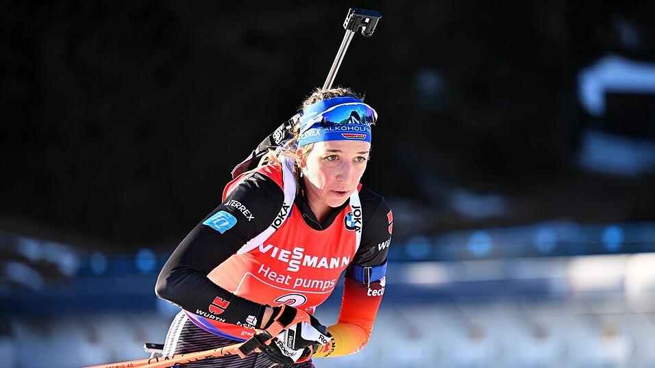 Franziska Preuß freut sich über ihre vierte WM-Medaille.