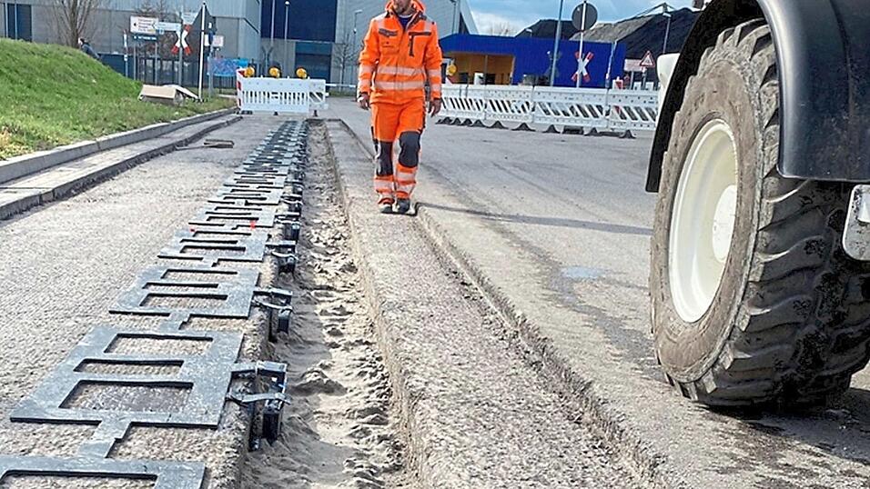 So sehen die Ladespulen aus, die in der Fahrbahn verlegt werden. Das Bild stammt vom Bau der ersten deutschen Versuchsstrecke in Balingen.