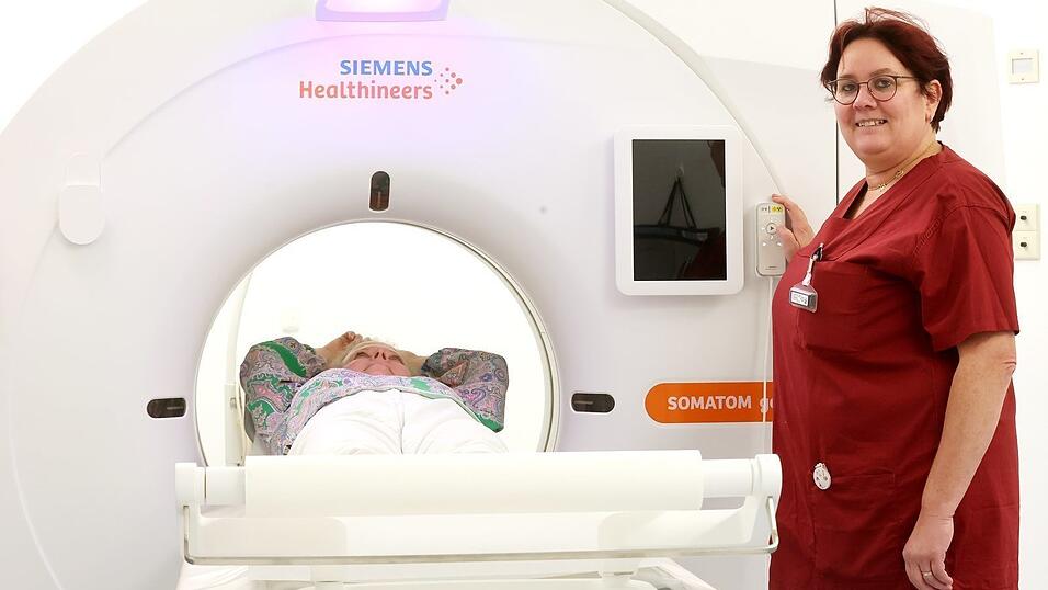 Sandra Guschke an einem Computertomografen. Gerade f&uuml;r Akutf&auml;lle ist diese schnelle Untersuchungsmethode das Mittel der Wahl.