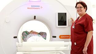 Sandra Guschke an einem Computertomografen. Gerade f&uuml;r Akutf&auml;lle ist diese schnelle Untersuchungsmethode das Mittel der Wahl.