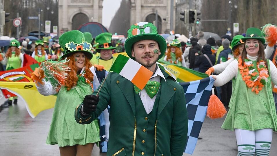 Knapp 1.500 Teilnehmerinnen und Teilnehmer in 70 Gruppierungen laufen in diesem Jahr in der Parade mit. (Archivbild)